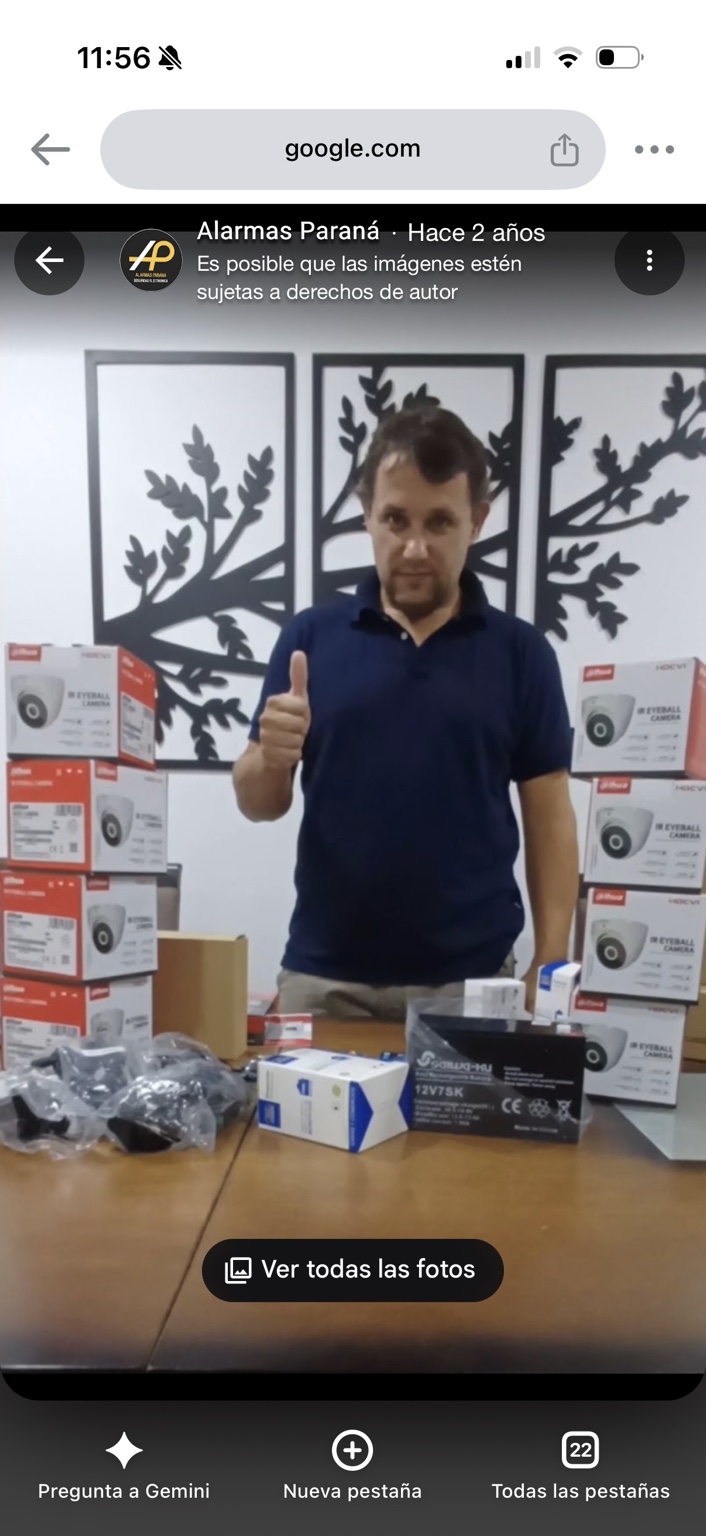 Martín junto a equipos de seguridad electrónica de Alarmas Paraná
